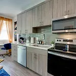 Bright & Cozy Walkable Alberta Condo, Fast Wifi, & Quite