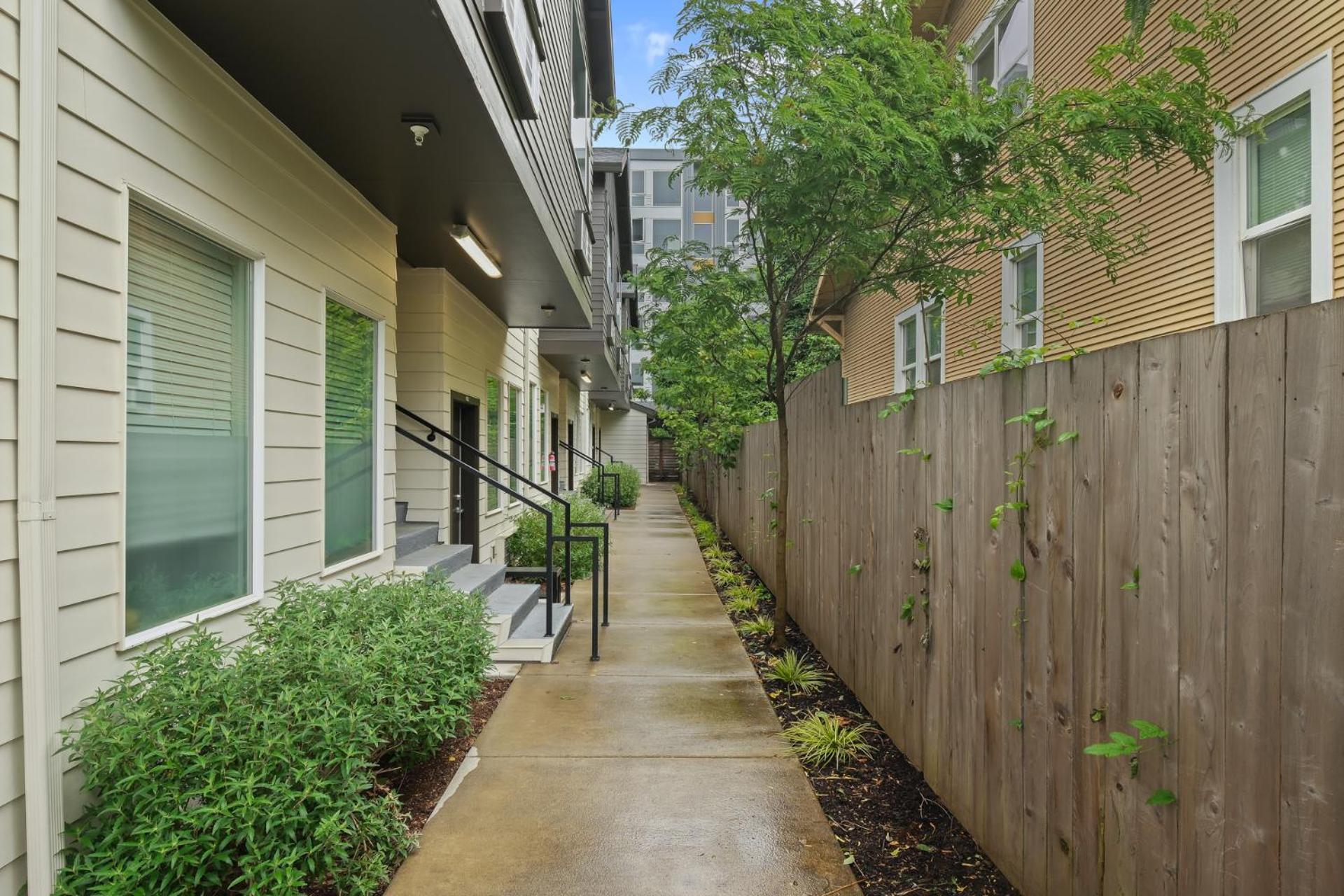 Bright & Cozy Walkable Alberta Condo, Fast Wifi, & Quite Holiday home *