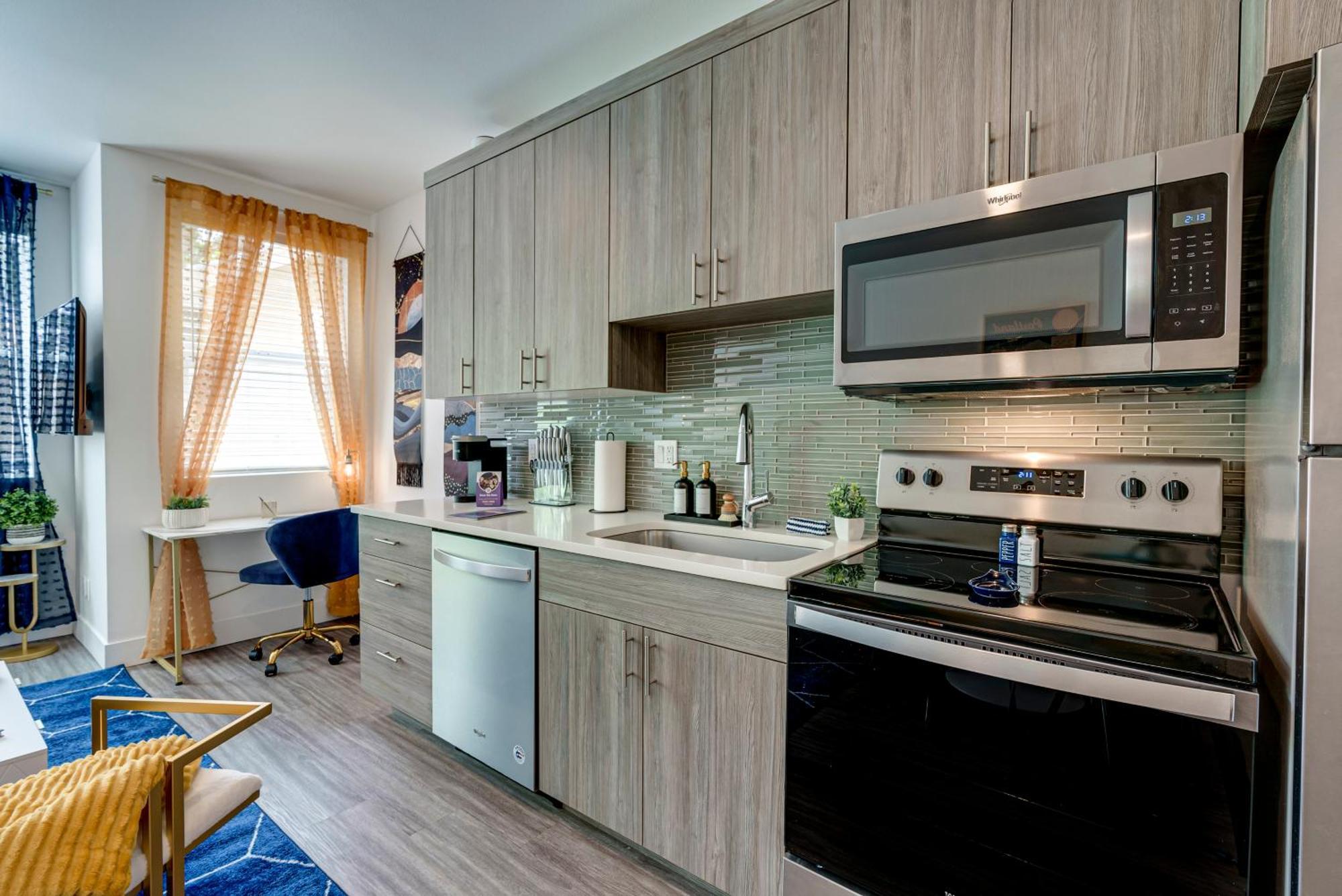 Bright & Cozy Walkable Alberta Condo, Fast Wifi, & Quite *