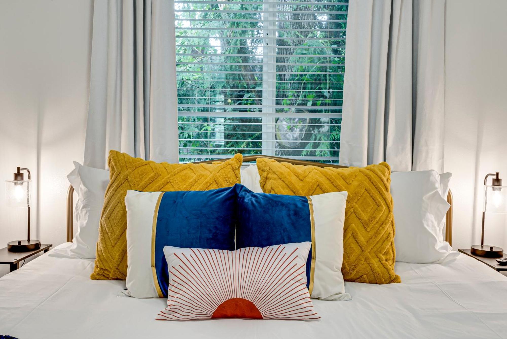 Bright & Cozy Walkable Alberta Condo, Fast Wifi, & Quite Portland