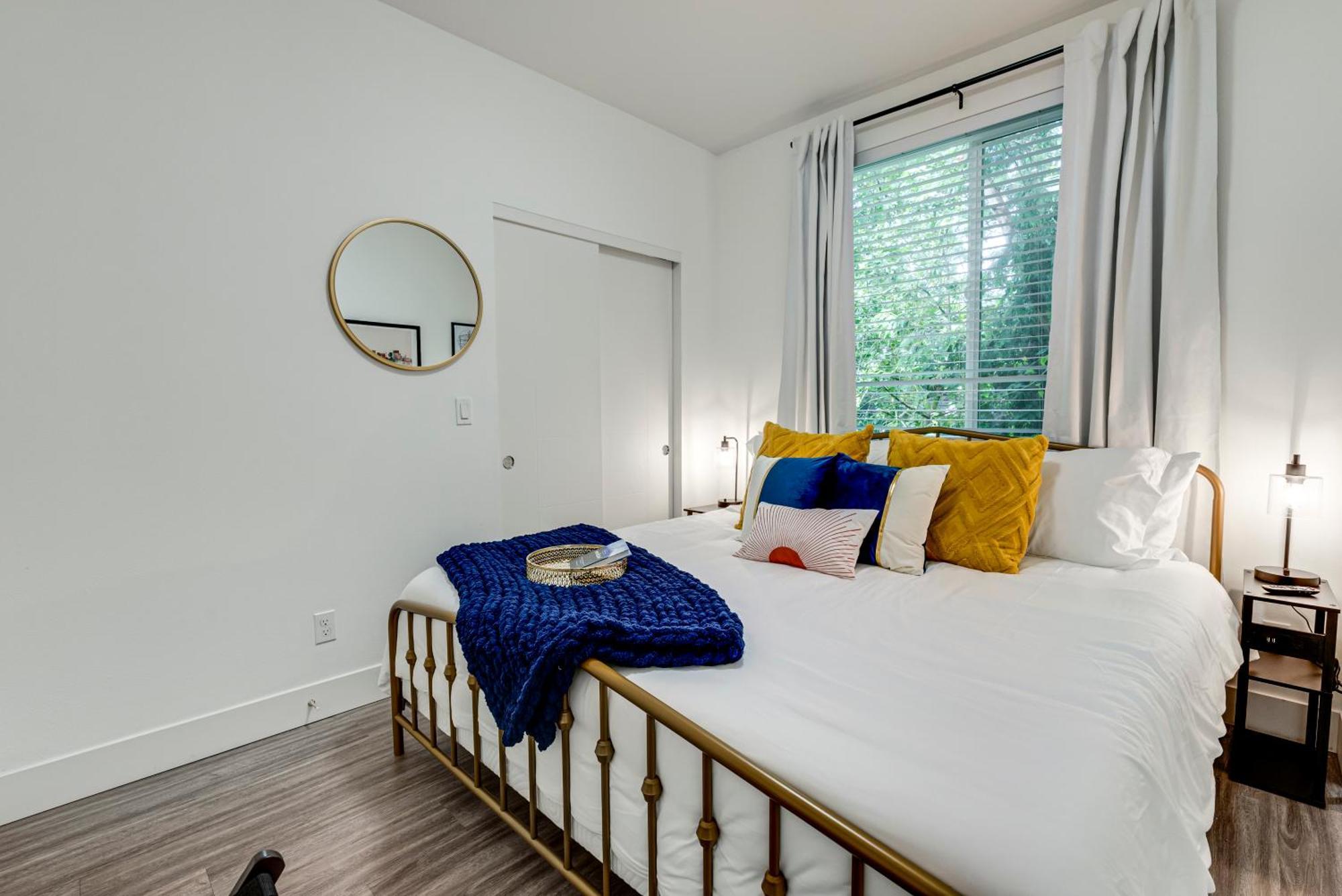 Bright & Cozy Walkable Alberta Condo, Fast Wifi, & Quite *