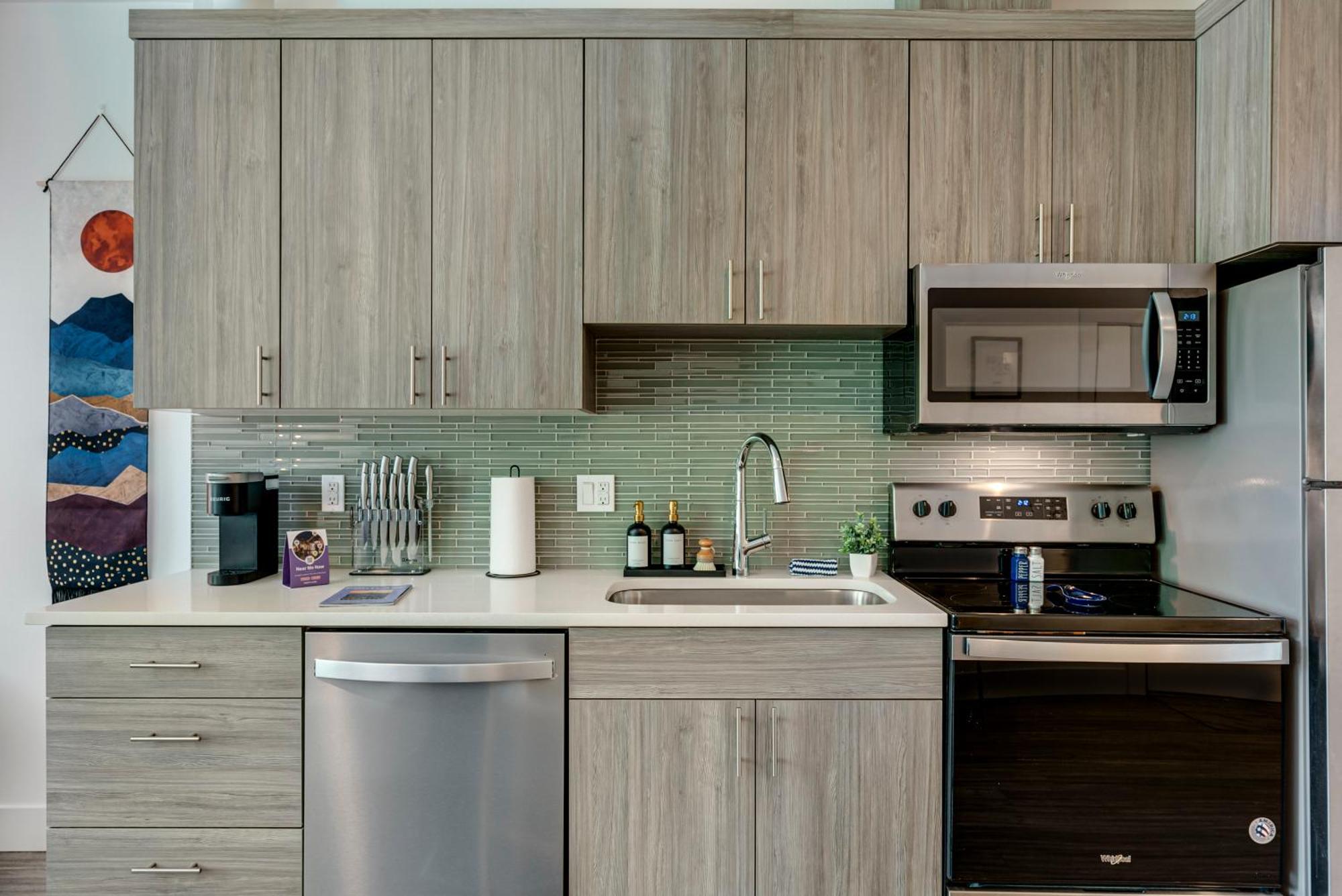 Bright & Cozy Walkable Alberta Condo, Fast Wifi, & Quite Holiday home *