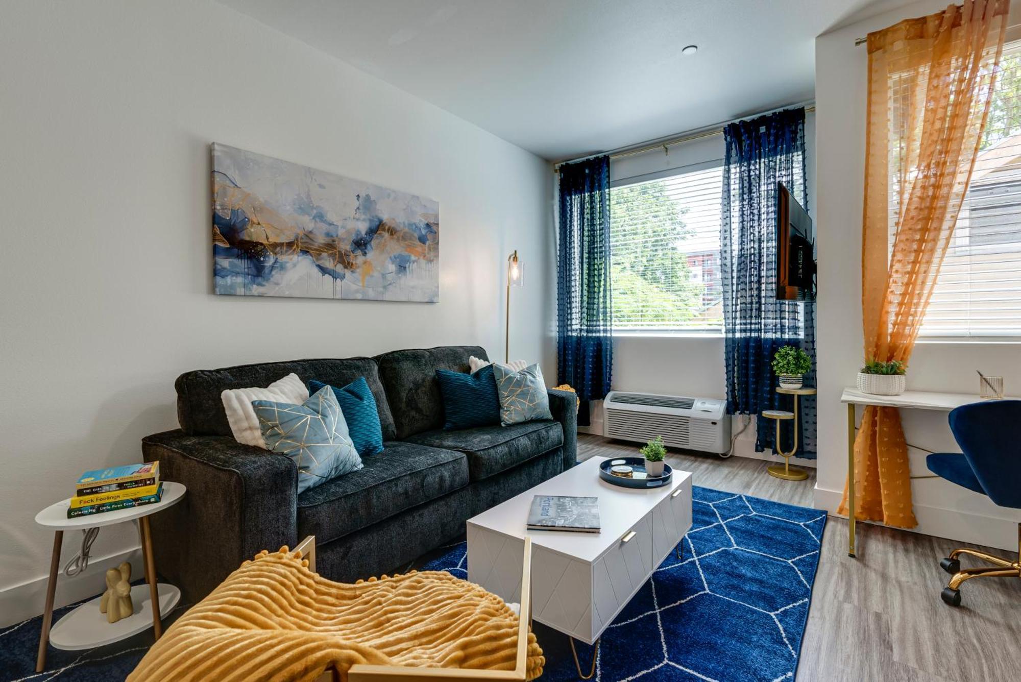 Bright & Cozy Walkable Alberta Condo, Fast Wifi, & Quite Portland