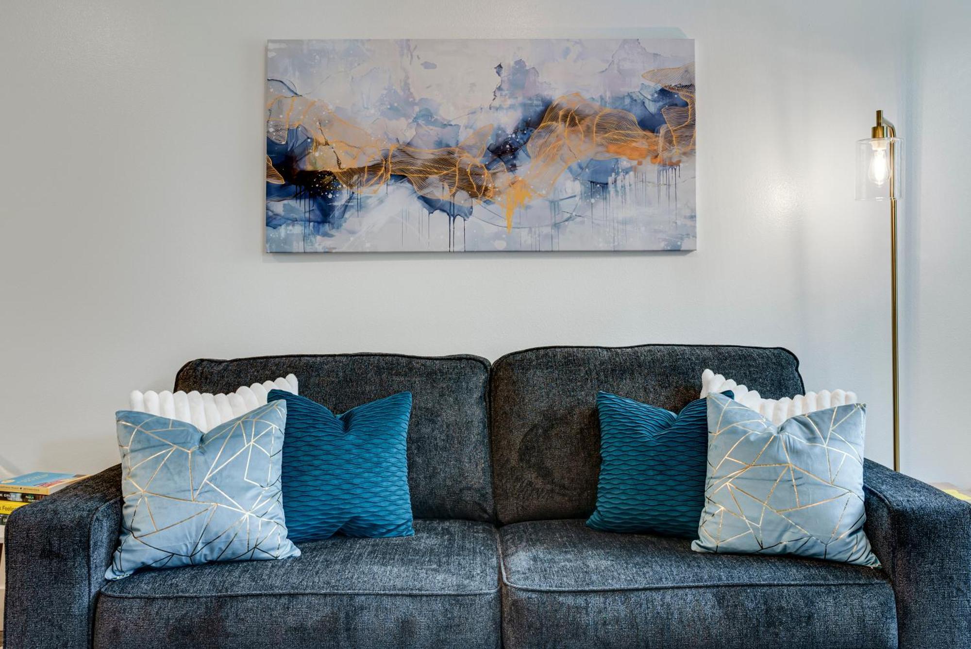 Bright & Cozy Walkable Alberta Condo, Fast Wifi, & Quite