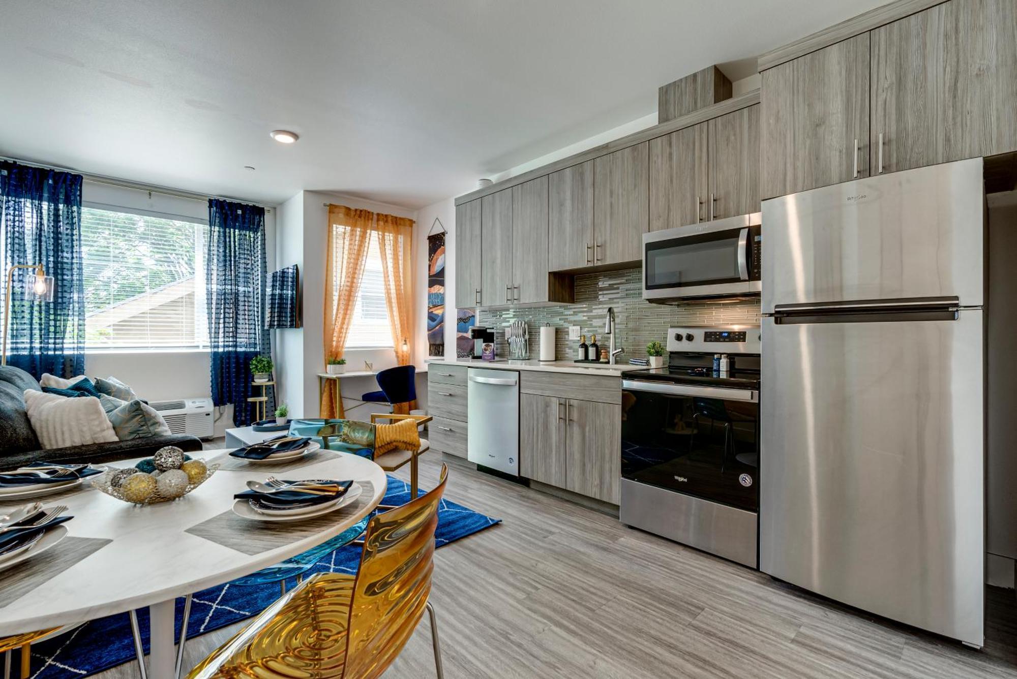 Bright & Cozy Walkable Alberta Condo, Fast Wifi, & Quite Portland